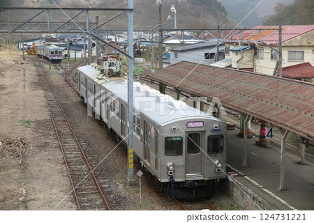 弘南鐵道大鱷線:7000系列(出羽7000型)列車停在終點站大鱷站(從天橋) 弘南鐵道大鱷線:7000系列(出羽7000型)列車停在終點站大鱷站(從天橋) 124731221