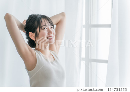 晨曦中簾前女子醒來時(笑) 晨曦中簾前女子醒來時(笑) 124731253