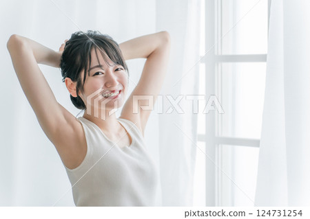 晨曦中簾前女子醒來時(笑) 晨曦中簾前女子醒來時(笑) 124731254