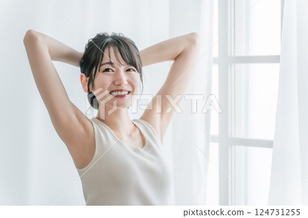 醒來時在窗簾前暴露在早晨陽光下的女人(脫髮,腋下) 醒來時在窗簾前暴露在早晨陽光下的女人(脫髮,腋下) 124731255