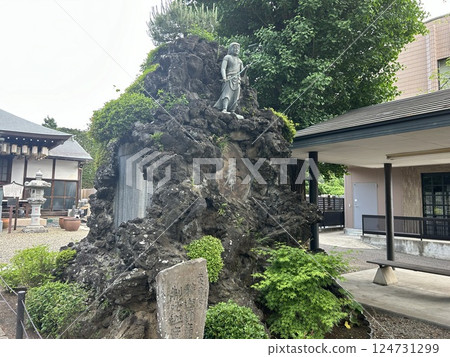 These are two statues of children on the right hand side of Daizen-in Temple, a temple in Higashimurayama City, Tokyo. These are two statues of children on the right hand side of Daizen-in Temple, a temple in Higashimurayama City, Tokyo. 124731299
