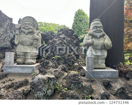 These are statues of Daikokuten and Ebisu located on the hill of Daizen-in Temple, Higashimurayama City, Tokyo. 124731346