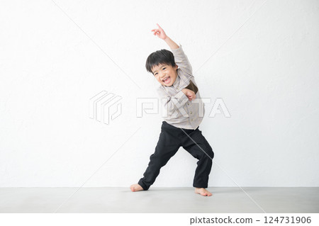 一個小孩開心地跳舞並伸展身體 124731906