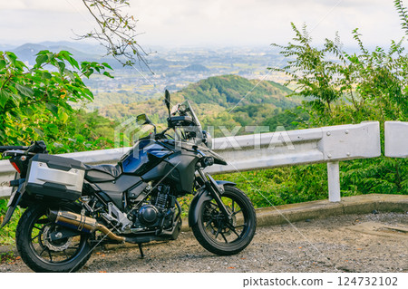 俯瞰大平山的城市景觀和自行車 124732102