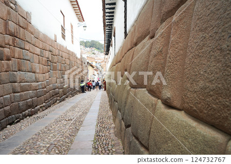Cusco: Ancient stonework with precise techniques 124732767