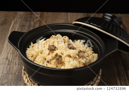 Clam rice cooked in a clay pot Clam rice cooked in a clay pot 124732896