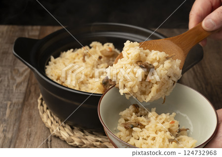 Clam rice cooked in a clay pot is served in a rice bowl. Clam rice cooked in a clay pot is served in a rice bowl. 124732968