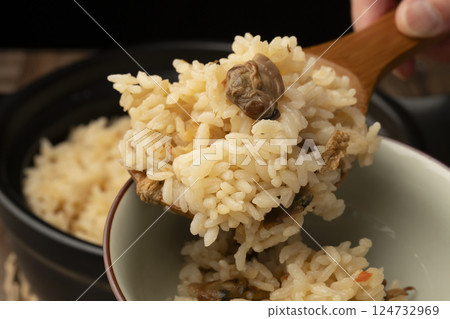 用陶鍋煮好的蛤蜊飯盛在飯碗裡。 用陶鍋煮好的蛤蜊飯盛在飯碗裡。 124732969