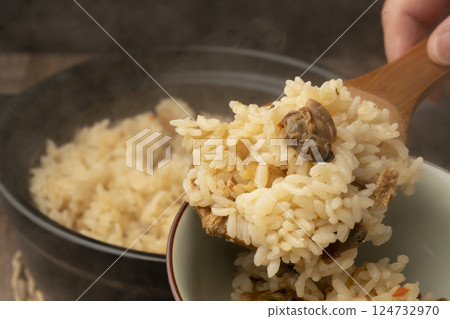 用陶鍋煮好的蛤蜊飯盛在飯碗裡。 用陶鍋煮好的蛤蜊飯盛在飯碗裡。 124732970