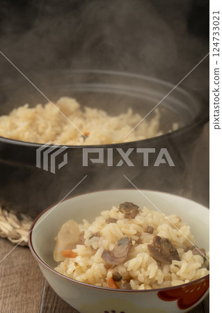 Clam rice cooked in a clay pot served in a rice bowl Clam rice cooked in a clay pot served in a rice bowl 124733021