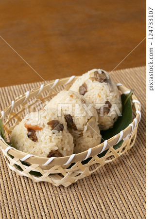 Clam rice balls cooked in a clay pot Clam rice balls cooked in a clay pot 124733107