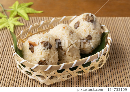 Clam rice balls cooked in a clay pot 124733109