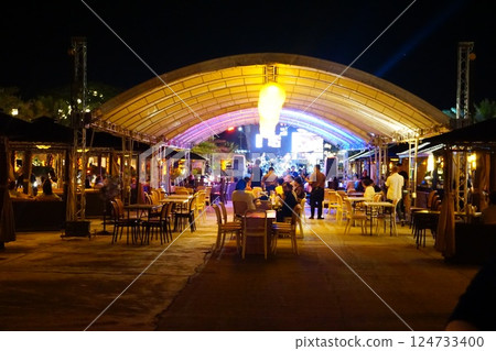 菲律賓戶外餐廳的夜晚 124733400