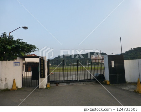 台北,台灣-02.14.2015: 台灣歷史觀光: 南港碼頭南港工廠大門在都市更新前 台北,台灣-02.14.2015: 台灣歷史觀光: 南港碼頭南港工廠大門在都市更新前 124733503