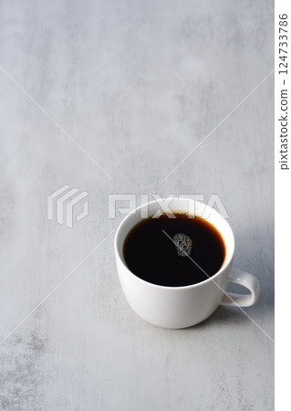 早上休息一下，在您最喜歡的杯子裡喝著現煮的美味咖啡。 124733786