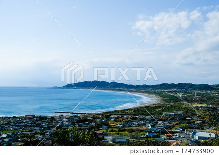 從千葉縣立山市平浦千葉縣立山野鳥森林望去的海岸 124733900