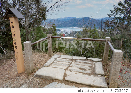 Kawarake throwing spot at the top of the ropeway in Kinosaki Onsen, Toyooka City, Hyogo Prefecture Kawarake throwing spot at the top of the ropeway in Kinosaki Onsen, Toyooka City, Hyogo Prefecture 124733937