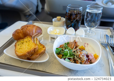 商務艙提供藜麥沙拉和羊角麵包 124734023