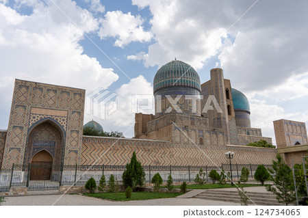 Samarkand mosque with traditional tile decoration 124734065