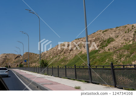 岩壁和道路 124734108