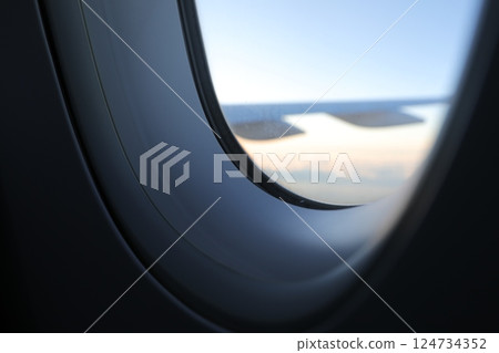 飛機窗戶 124734352
