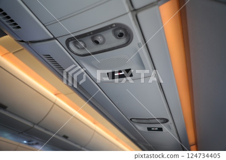 飛機機艙 124734405