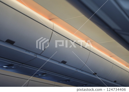 飛機機艙 124734406
