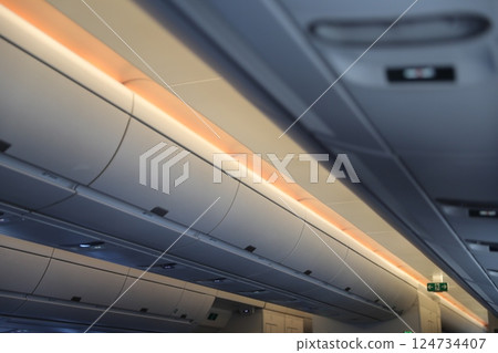 飛機機艙 124734407