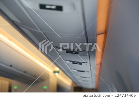 飛機機艙 124734409