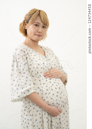 Pregnant woman with a stomach 124734458