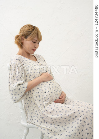 孕婦坐椅子 孕婦坐椅子 124734480