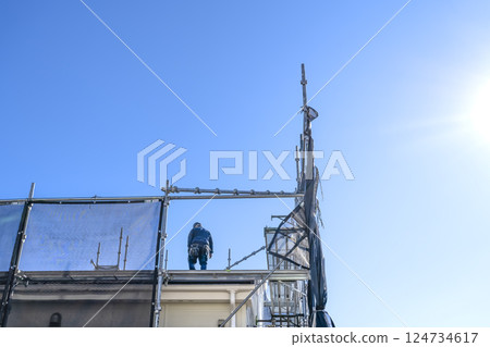 獨立式住宅的屋頂維修工作 - 工人 獨立式住宅的屋頂維修工作 - 工人 124734617