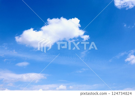 春天藍天和白色雲彩 春天藍天和白色雲彩 124734824