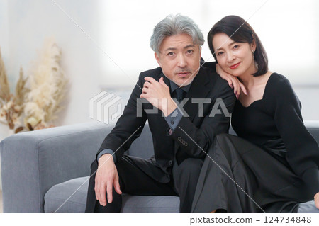Couple in formal clothes 124734848