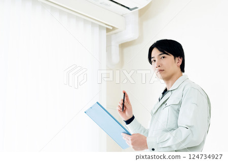 檢查空調的工人 124734927