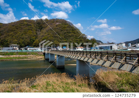 春天的神光寺橋，對面的山上櫻花盛開 124735279