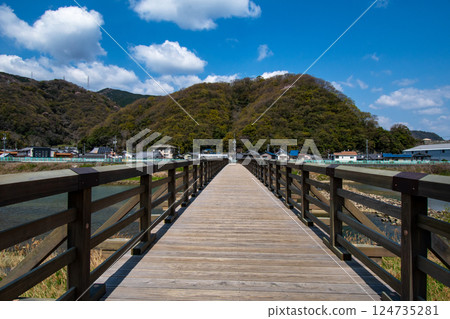 Shinkoji Bridge in spring with cherry blossoms blooming on the mountain opposite Shinkoji Bridge in spring with cherry blossoms blooming on the mountain opposite 124735281