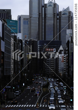 從新宿站南口向西望去的甲州街道:街道陷入黑暗 從新宿站南口向西望去的甲州街道:街道陷入黑暗 124735698