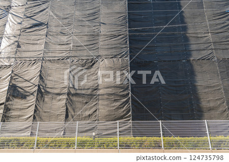 [Scaffolding for large-scale apartment building repair work] 124735798