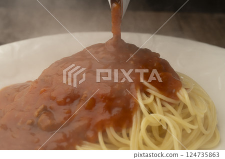 將蒸煮義大利麵醬倒在義大利麵上 124735863