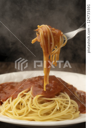 用叉子夾起義大利麵和即溶義大利麵醬 124735891