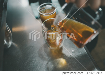 iced tea, ice tea, coffee shop 124735944