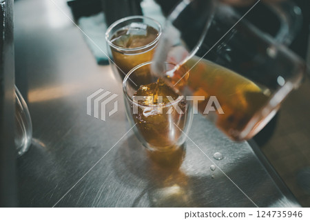 coffee shop, cafe, cafeteria 124735946