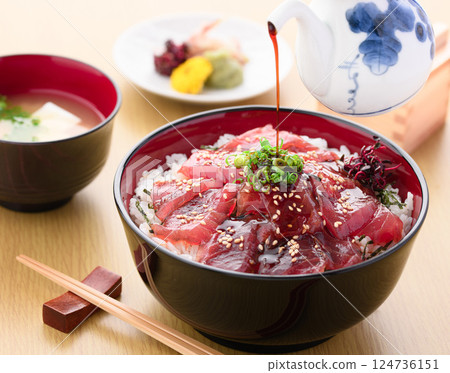 金槍魚醃製的米飯 金槍魚醃製的米飯 124736151
