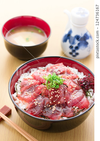 金槍魚醃製的米飯 金槍魚醃製的米飯 124736167