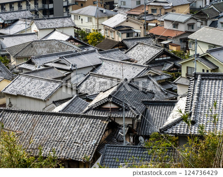 從高處俯瞰瓦片屋頂的街景 124736429