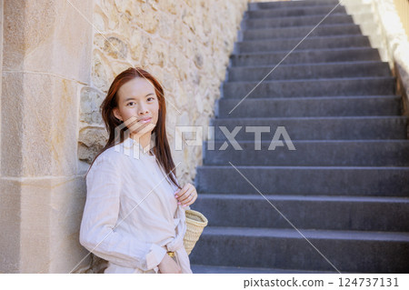 在樓梯旁微笑的亞洲女孩 124737131