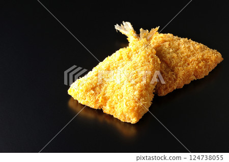 在黑色背景下拍攝的油炸竹莢魚 在黑色背景下拍攝的油炸竹莢魚 124738055