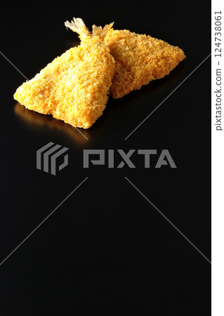在黑色背景下拍攝的油炸竹莢魚 在黑色背景下拍攝的油炸竹莢魚 124738061