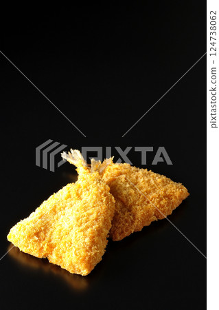 在黑色背景下拍攝的油炸竹莢魚 在黑色背景下拍攝的油炸竹莢魚 124738062